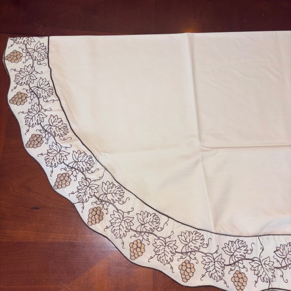 Kaye Walt Vintage Oval Tablecloth 'Grapes'| 52x72 | Embroidered Scalloped Cream